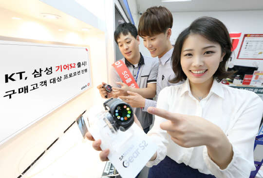 KT는 2일부터 삼성전자 최신 스마트워치 '기어S2'를 판매한다고 밝혔다. '기어S2'는 삼성 웨어러블 디바이스 최초로 원형 디스플레이를 적용한 타이젠 기반 스마트워치다. 회사는 이용자가 직접 '기어S2'를 체험하고 구매할 수 있도록 전국 공식 판매 매장에 '기어S2'를 전시한다. 회사 모델이 '기어S2' 출시를 알리고 있다. <KT 제공>